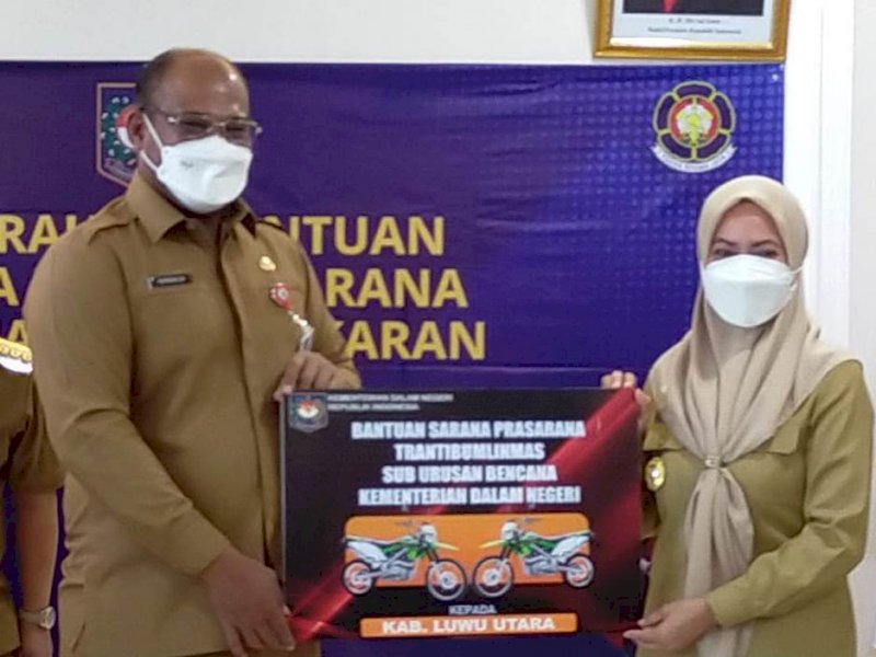 Direktur Jenderal Bina Adwil Dr Safrizal menyerahkan bantuan kepada Bupati Luwu Utara Indah Putri Indriani, Senin (10/1/2022) di Kantor Kemendagri, Jakarta