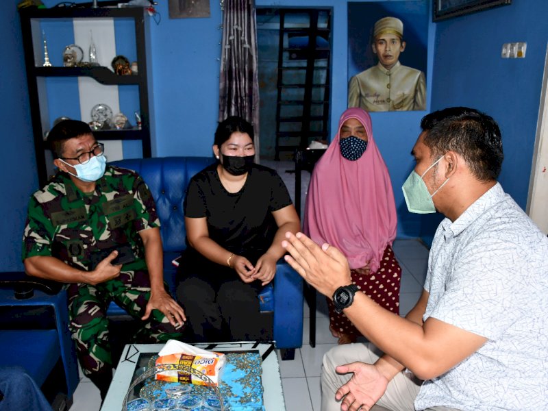 TNI AL  (Lantamal VI) Makassar mengunjungi kediaman keluarga Surya Hidayat Pratama, di Jalan Cenderawasih, Makassar, Senin (10/1/2022).