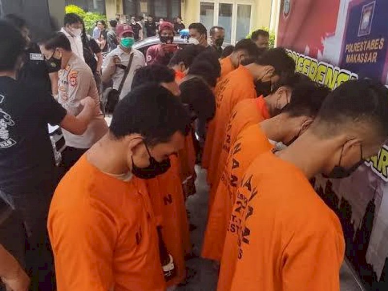 13 remaja Makassar yang diamankan karena menyerang permukiman warga.