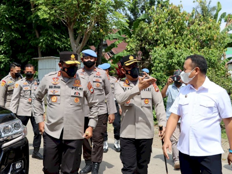Kapolda Sulsel Irjen Pol Nana Sudjana meninjau vaksinaai massal di Takalar, Rabu (12/1/2022)