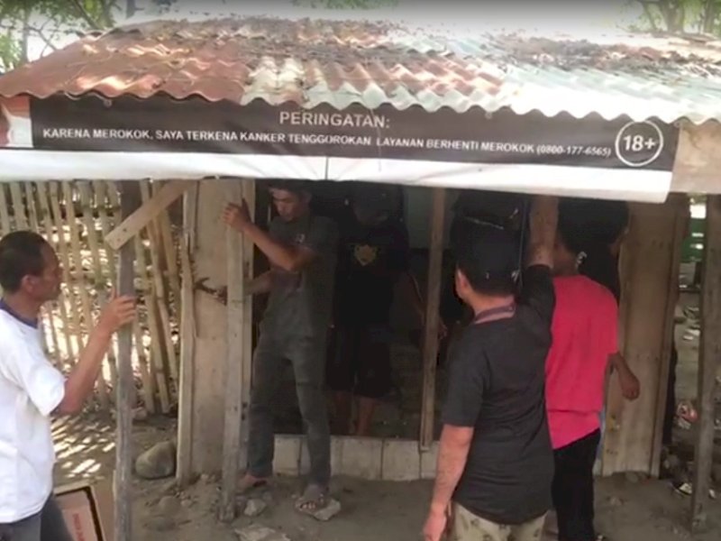 Rumah rumah warga di pesisir Pantai Merpati mulai dibongkar sukarela.