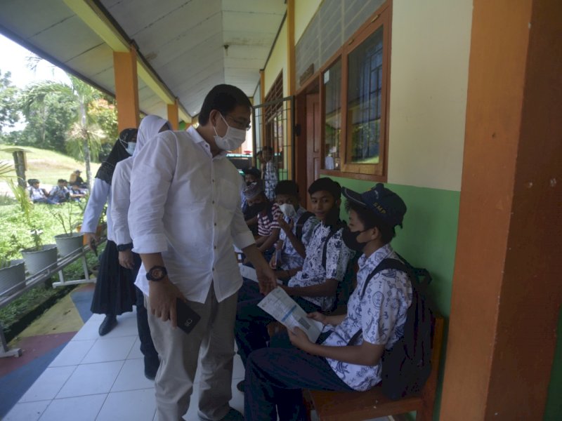 Wakil Bupati Luwu Utara Suaib Mansur meninjau pelaksanaan vaksinasi bagi pelajar di SMPN 1 Sabbang, Kecamatan Sabbang, Rabu (12/01/2022).