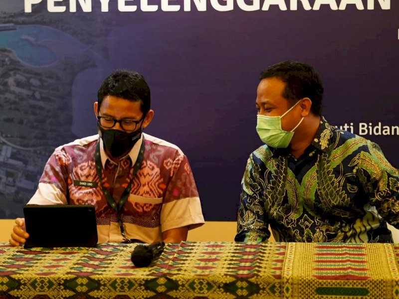 Menparektaf Sandiaga Uno dan plt Gubernur Sulsel Sudirman Sulaiman usai penandatanganan MoU di Sirkuit Mandalika, NTT.