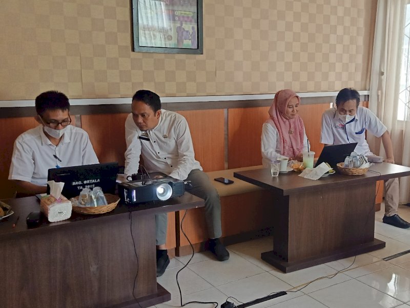 Tim Pelaksana Warkop Indah melakukan pendampingan penyusunan proposal untuk para inovator.