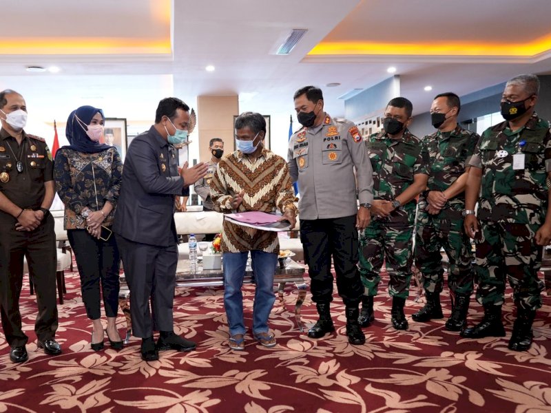 Amos Mili menerima hadiah di Kantor Gubernur Sulsel, Kamis (13/1/2022). Hadiah diserahkan langsung oleh Plt Gubernur Sulsel Andi Sudirman Sulaiman.