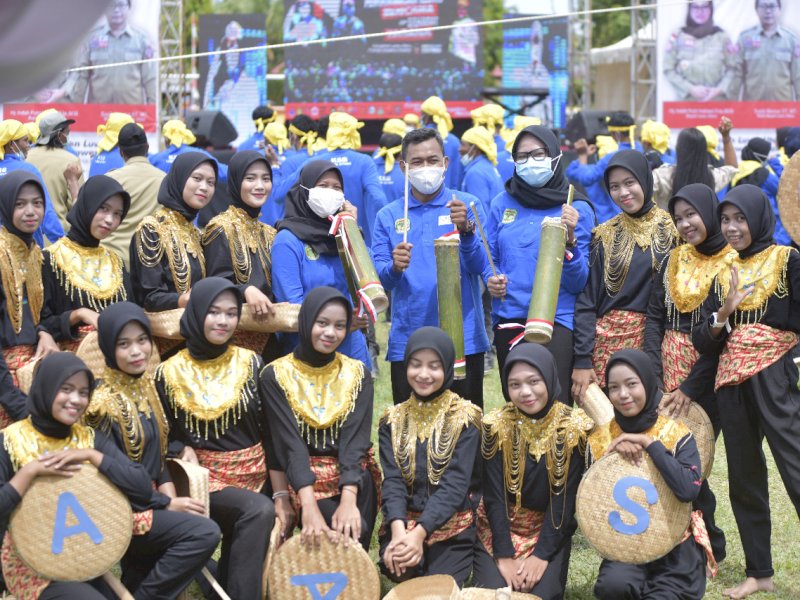 Kelompok seni di Lutra yang mendapat bantuan Kemensos untuk penguatan ekonomi lokal.