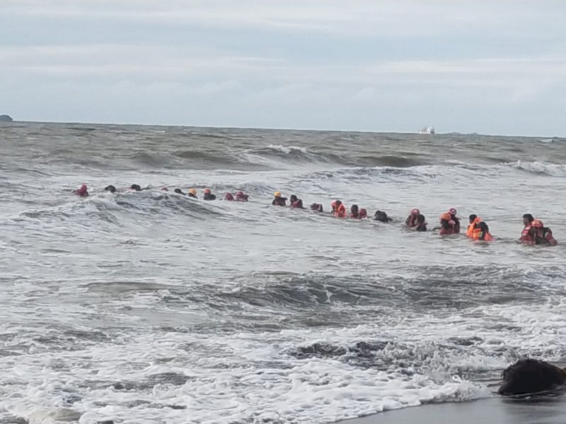 Proses pencarian korban hilang di Pantai Anging Mammiri Makassar.