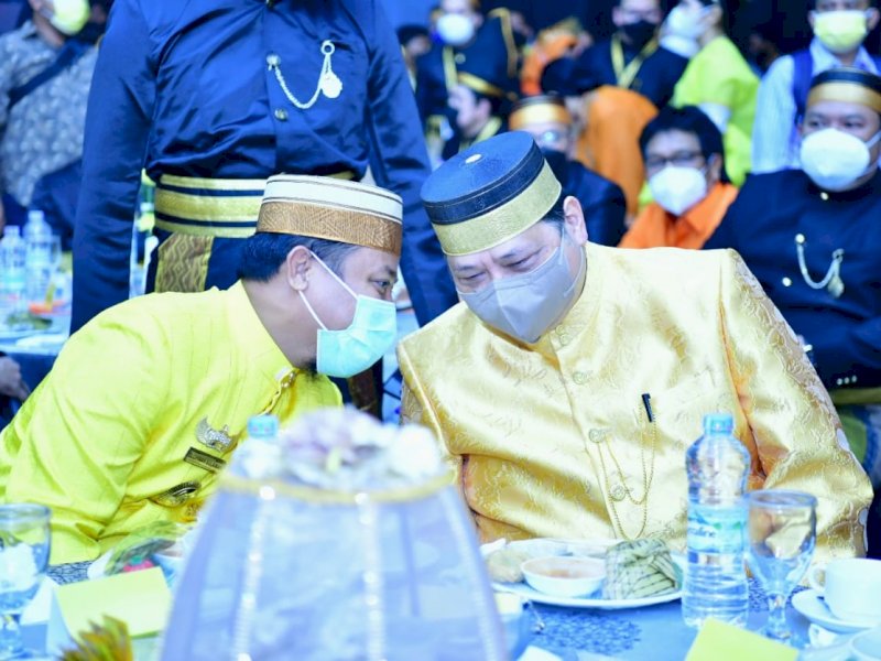 Menko Airlangga Hartarto dan plt Gubernur Sulsel Sudirman Sulaiman di acara MKGR malam tadi.