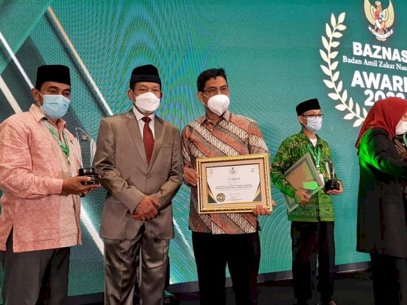Penghargaan Baznas Award diterima Wakil Bupati Bulukumba Andi Edy Manaf di Hotel Sultan Jakarta, Senin (17/1/2022).