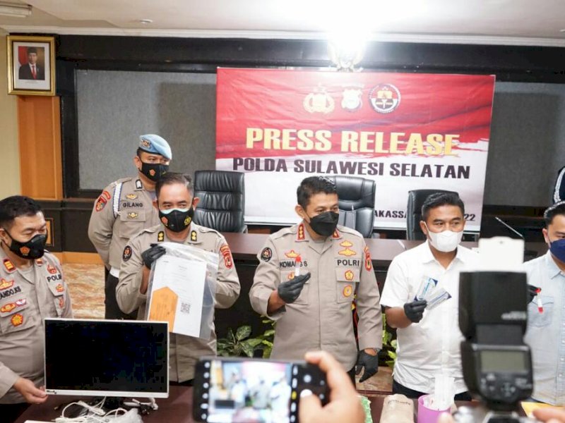 Polisi memberi keterangan pers terkait kasus praktik PCR palsu di Mapolrestabes Makassar, Rabu (19/1/2022).