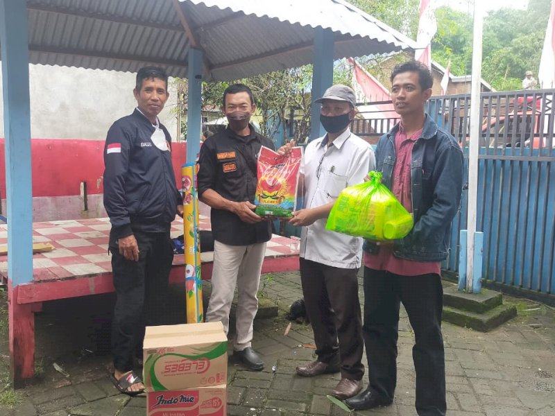 Pemprov Sulsel menyalurkan bantuan logistik bufferstock BPBD Sulsel kepada korban angin puting beliung di beberapa desa di Kabupaten Takalar, Rabu (19/1/2022).