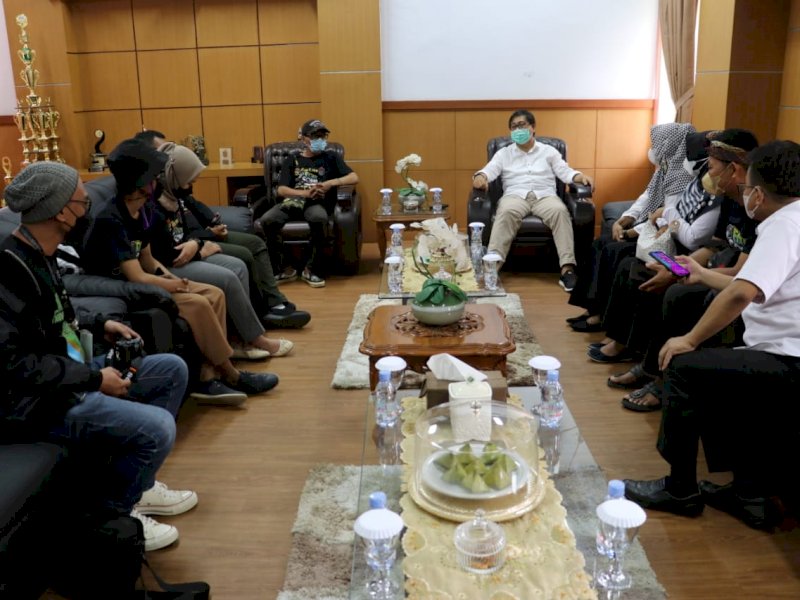 Peserta lomba lagu daerah Folk Song Singing Competition se-Tana Luwu asal Kabupaten Luwu Utara sowan atau bersilaturahmi dengan Wakil Bupati (Wabup) Luwu Utara, Suaib Mansur, Rabu (19/1/2022),