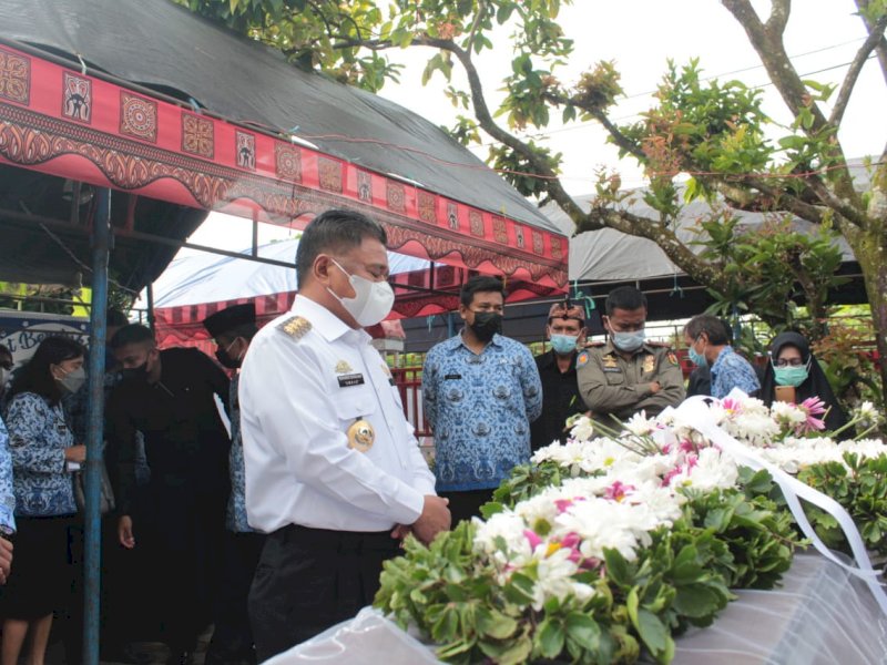 Bupati Toraja Utara Yohanis Bassang melepas jenazah Sekretaris Daerah Torut Rede Roni Bare di Kalaulu, Kecamatan Kesu', Rabu (19/1/2022).