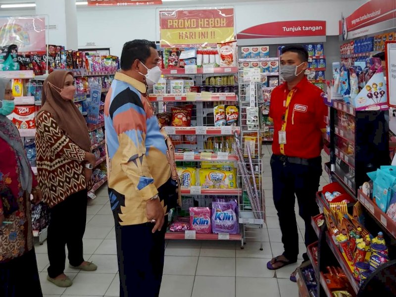 Kepala Dinas Perindustrian, Perdagangan, Koperasi, dan UKM (DP2KUKM) Luwu Utara, Muhammad Kasrum melakukan pemantauan di sejumlah ritel modern dalam kota Masamba, Kamis (20/1/2022).