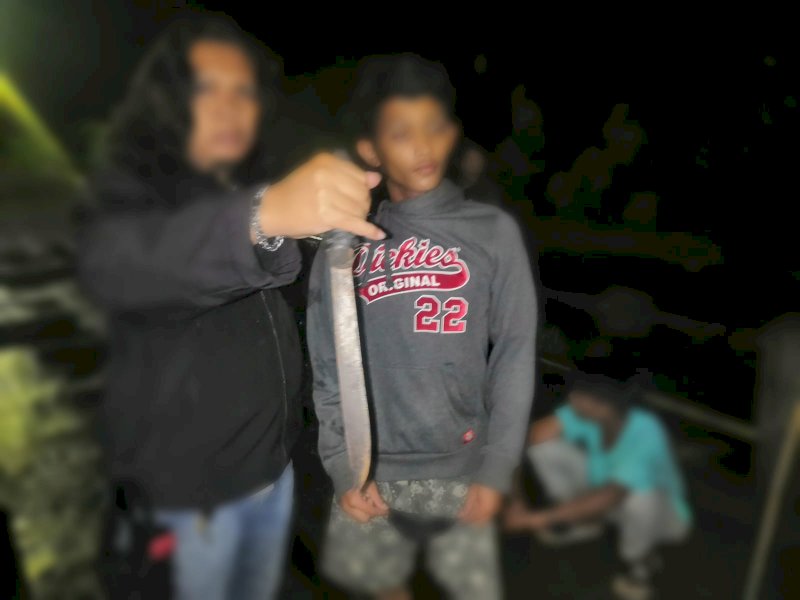 Pemuda Makassar diamankan karena kedapatan membawa golok dan panah.