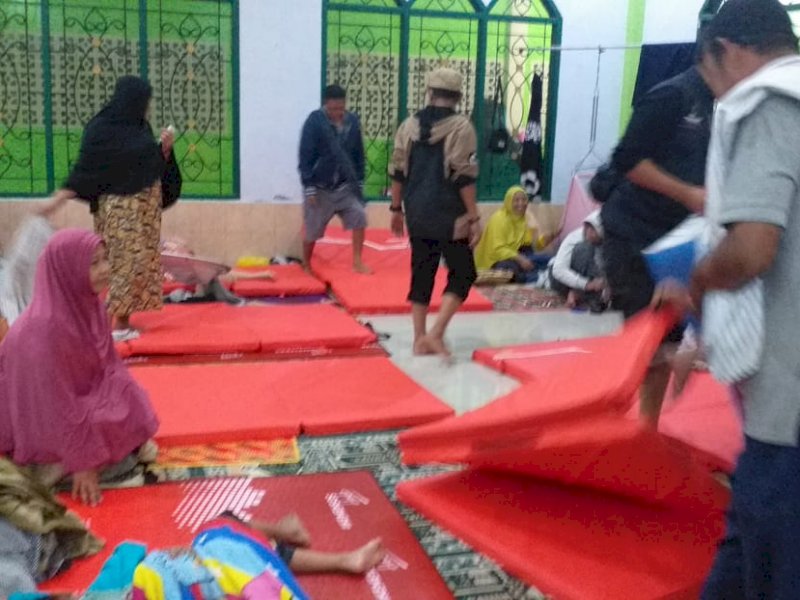 Logistik yang didrop Pemprov Sulsel ke sejumlah tempat pengungsian di Makassar.