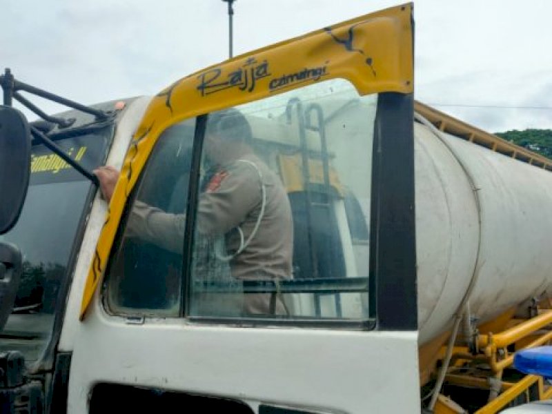 Truk tronton pengangkut semen curah diamankan Polrestabes Makassar.