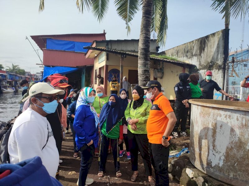 Kadis PU Makassar Zuhaelsi Zubir mendampingi Wawali Fatmawati dalam Gerakan Sabtu Bersih di Ujung Tanah.