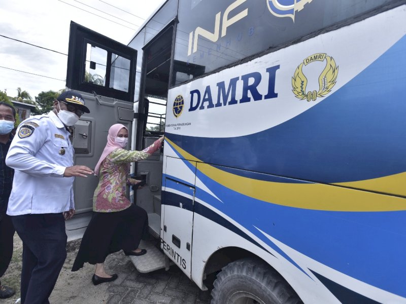 Bupati Lutra Indah Putri Indriani menjajal angkutan Damri rute Malangke Barat.