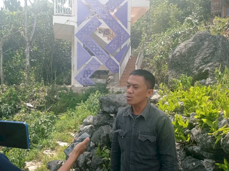 Yulius Dakka saat meninjau lokasi proyek Pala' Tokke, Torut, Selasa (25/1/2022).