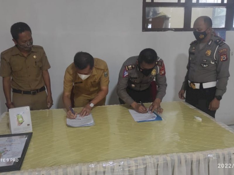 Disdik dan Satlantas Polres Takalar menandatangani MoU keselamatan berlalu lintas.