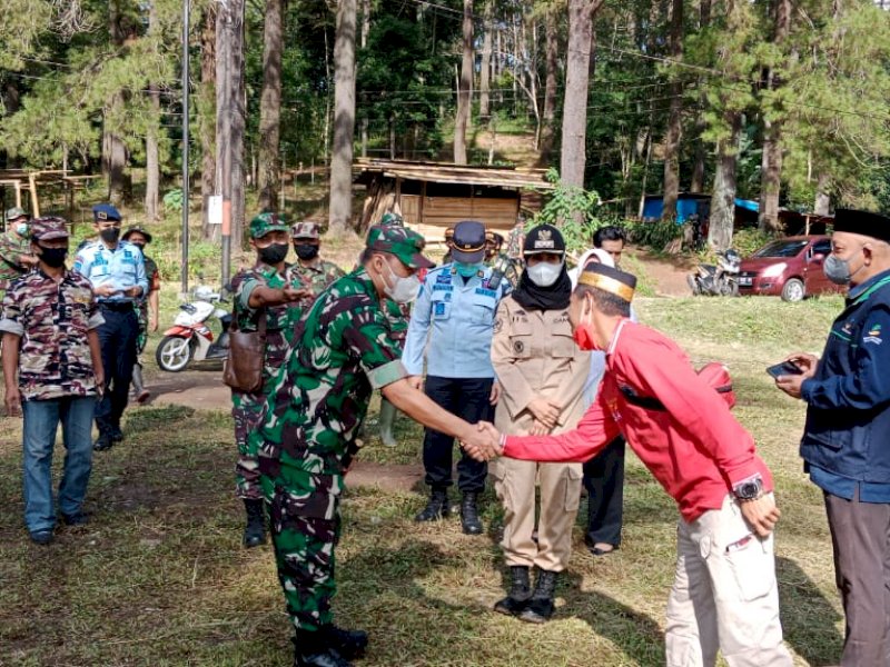 Komandan Kodim 1409/Gowa Letkol Inf Prasetyo Ari Wibowo memimpin karya bakti renovasi Taman Makam Pahlawan Benteng Tinggia di Kelurahan Malino, Kecamatan Tinggimoncong, Gowa, Rabu (26/1/2022).