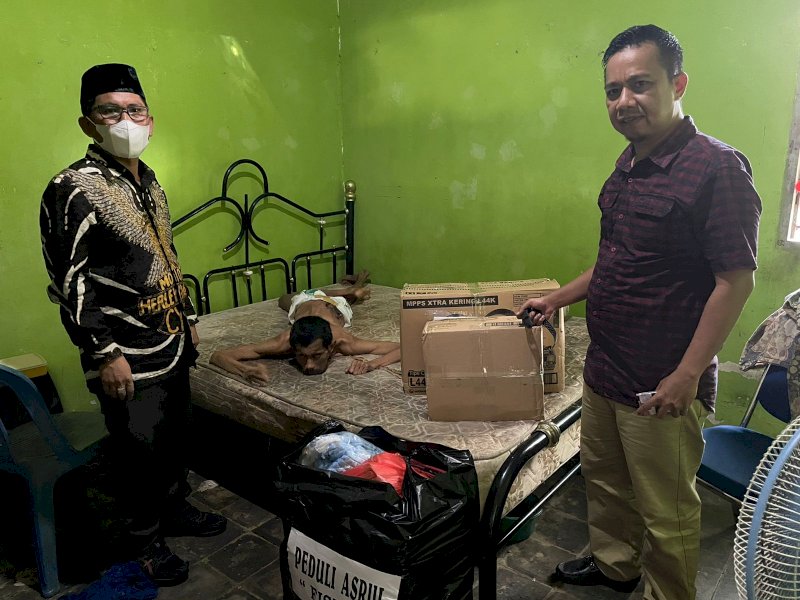 Anggota DPRD Makassar Kasrudi dan Muchlis Misbah menjenguk Asrul.