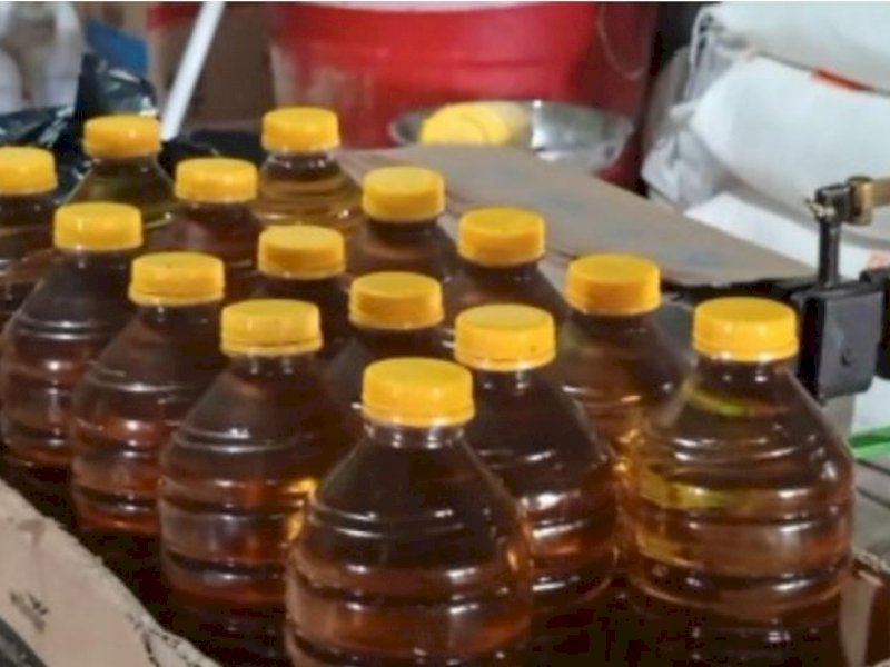 Minyak goreng di Makassar langka dalam beberapa hari akibat 'panic buying'.