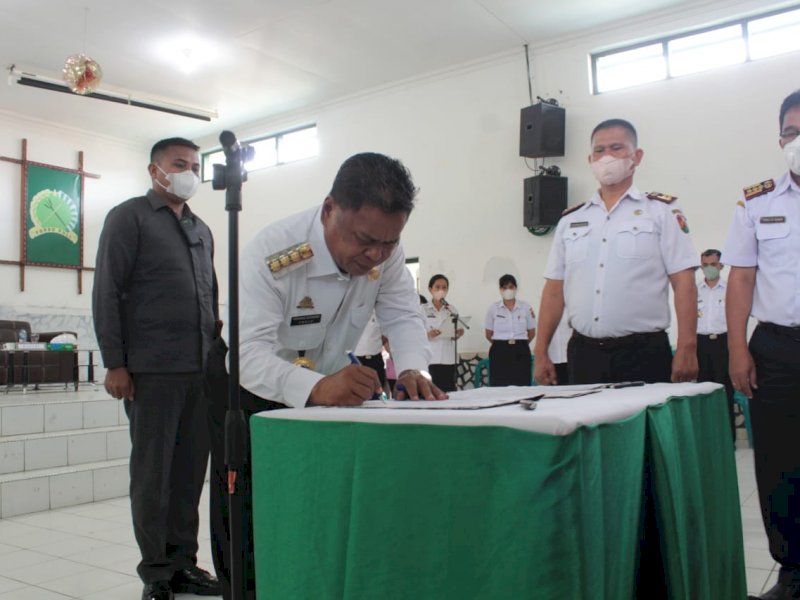 Bupati Torut Yohanis Bassang melantik 250 kepsek, Rabu (26/1/2022).