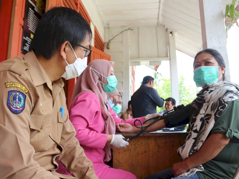 Wakil Bupati Luwu Utara Suaib Mansur meninjau pelaksanaan vaksinasi Covid-19 di Pustu Onondowa, Kecamatan Rampi, Selasa lalu (25/01/2022).