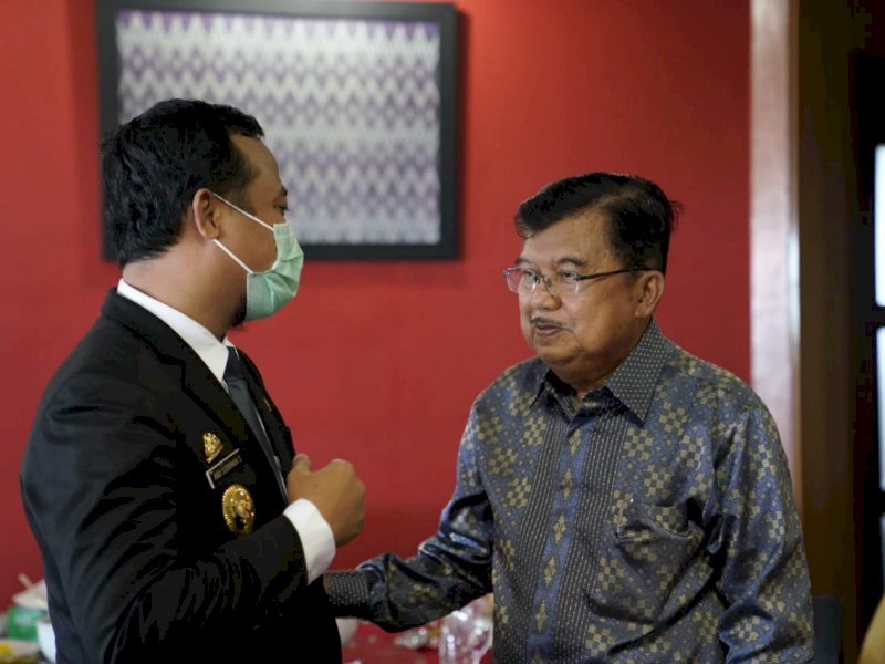 Plt Gubernur Sulsel Sudirman Sulaiman bertemu Jusuf Kalla di pemilihan rektor Unhas, Kamis (27/1/2022).