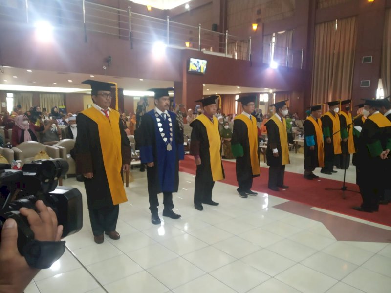 10 guru besar Universitas Islam Negeri (UIN) Alauddin Makassar dikukuhkan dalam sidang senat terbuka luar biasa di Auditorium Kampus II UIN, Kamis (27/1/2022).
