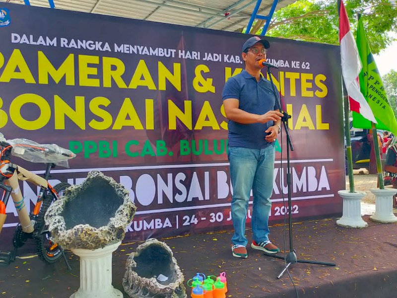 Wabup Bulukumba Edy Manaf menutup kontes bonsai, Minggu (30/1/2022).