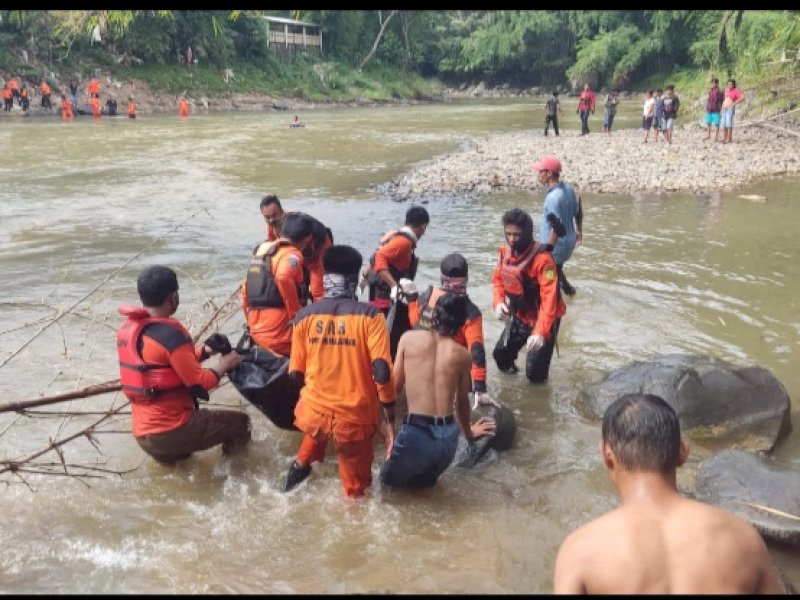 Evakuasi jenazah bocah korban yang terseret arus sungai. (Foto: Ist)