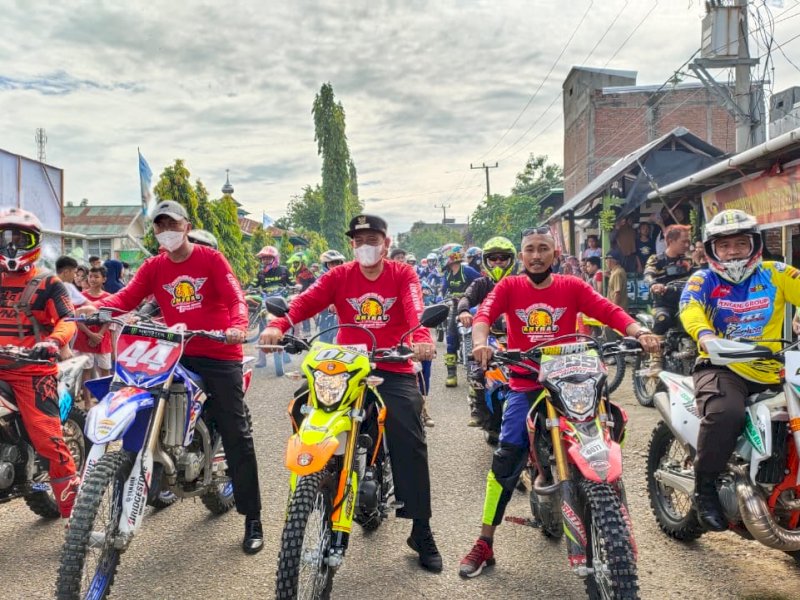 Bupati Wajo Amran Mahmud melepas peserta Trail Adventure. (Ist)