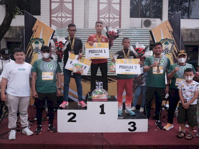 Penyerahan hadiah kepada pemenang Gowa Run 10K. (Ist)