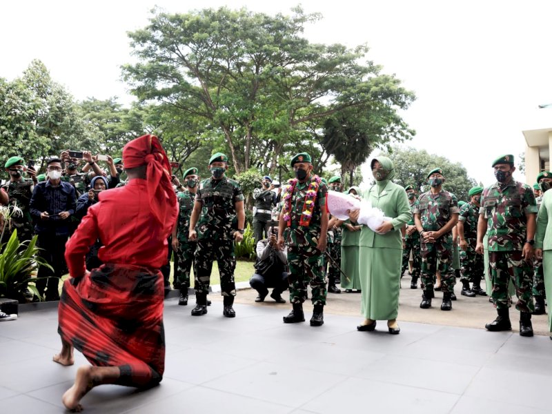 Tradisi Angngarru menyambut kedatangan Pangdam Mayjen TNI Andi Muhammad di Kodam XIV Hasanuddin.