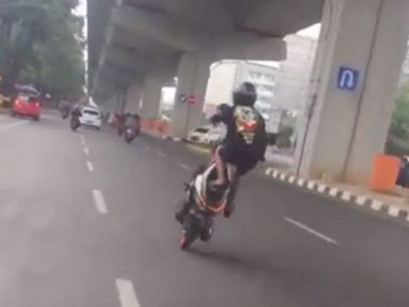 Aksi free style dari geng motor di jalan protokol Makassar.