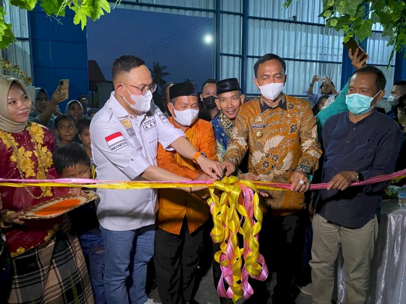 Andi Akmal Pasluddin meresmikan bantuan pengering padi untuk 3 desa di Wajo.