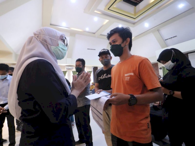 Bupati Lutra Indah Putri Indriani menyerahkan dana stimulan untuk korban banjir bandang.