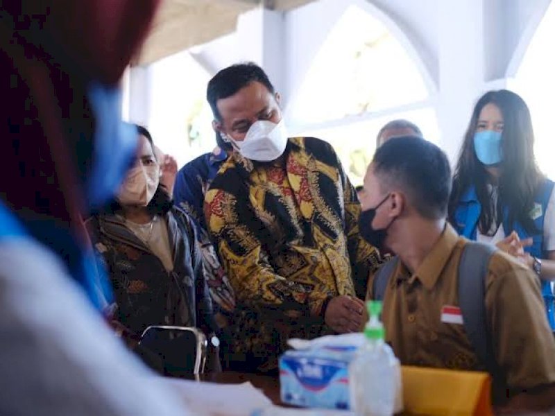 Plt Gubernur Sulsel Sudirman Sulaiman memantau vaksinasi pelajar.