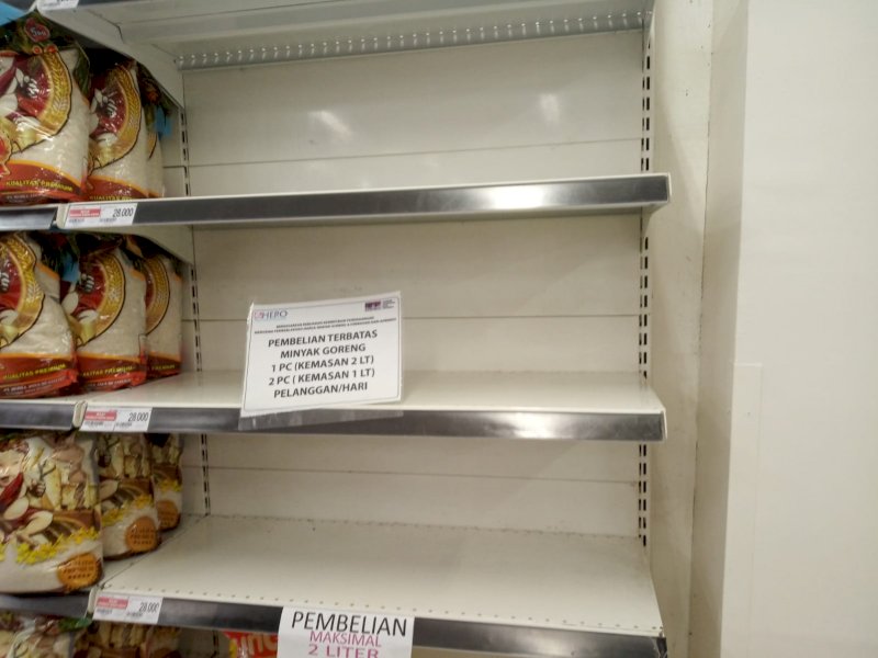 Rak minyak goreng di minimarket yang kosong. Stok langka dalam sepekan.