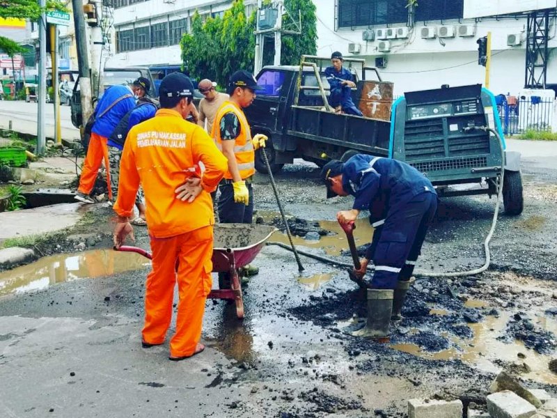 Tim Dinas PU Makassar melakukan perbaikan ruas jalan di Jalan Cakalang. 