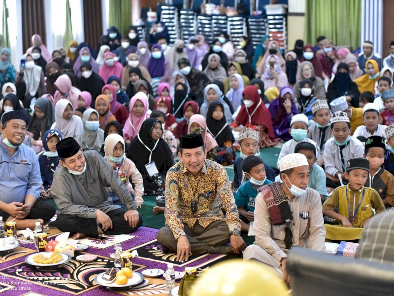 Sekda Lutra Armiadi bersama anak yatim dalam acara Yatim Fest.