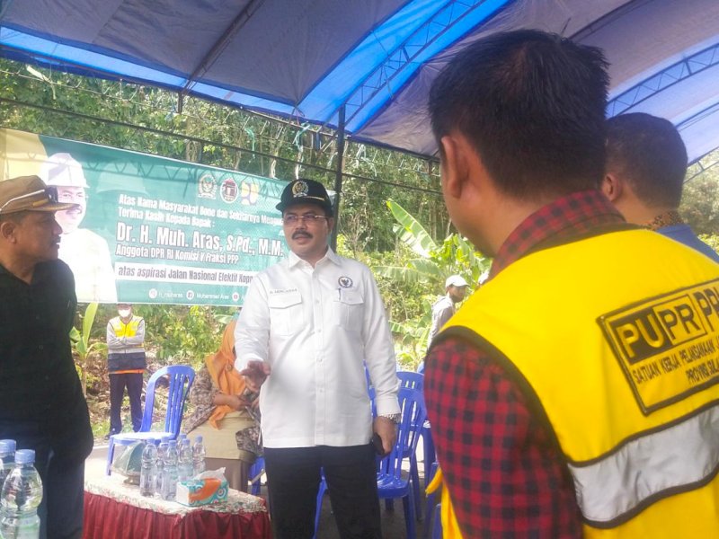 Acara groundbreaking jalan nasional ruas Koppe Taccipi di area Jalan Batu Maggalendrongnge, Dusun Toddabonga, Desa Tea Musu, Sabtu (5/2/2022).
