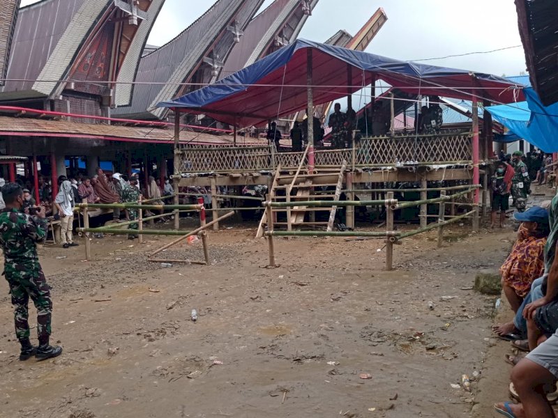 Tim gabungan Kodim-Polres menggerebek judi sabung ayam di Torut.