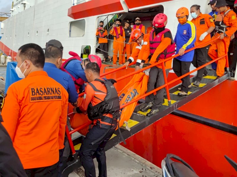 Proses evakuasi pria yang tenggelam di Pantai Panyua, Makassar.