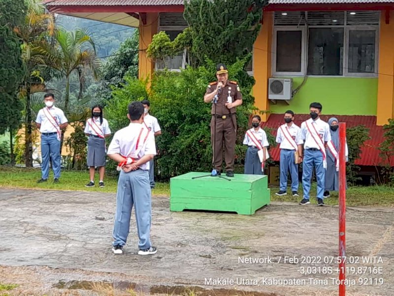 Kepala Kejaksaan Negeri Tana Toraja Erianto Laso Paundanan menjadi pembina upacara di SMK Negeri 1 Tana Toraja, Senin (07/02/2022).