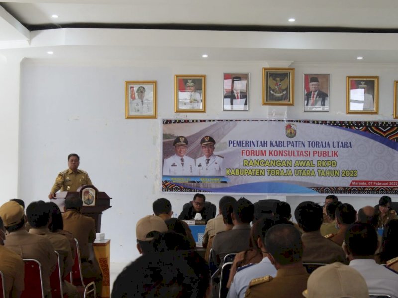 Bupati Toraja Utara Yohanis Bassang, membuka forum RKPD, Senin (07/02/2022).