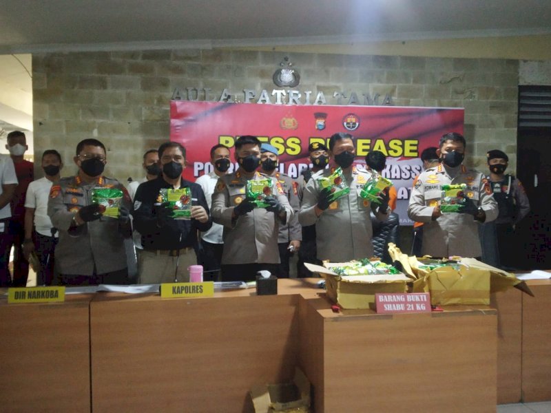 Kapolda Sulsel Irjen Pol Nana Sudjana memberi keterangan pers terkait pengungkapan kasus narkoba 21 kg.